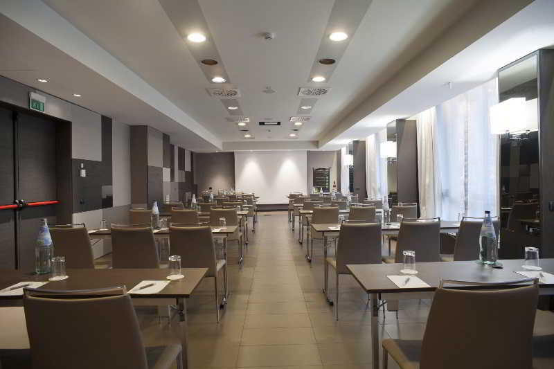 Hotel NH Trento Esterno foto