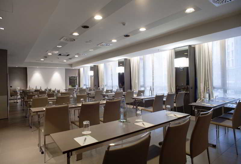 Hotel NH Trento Esterno foto
